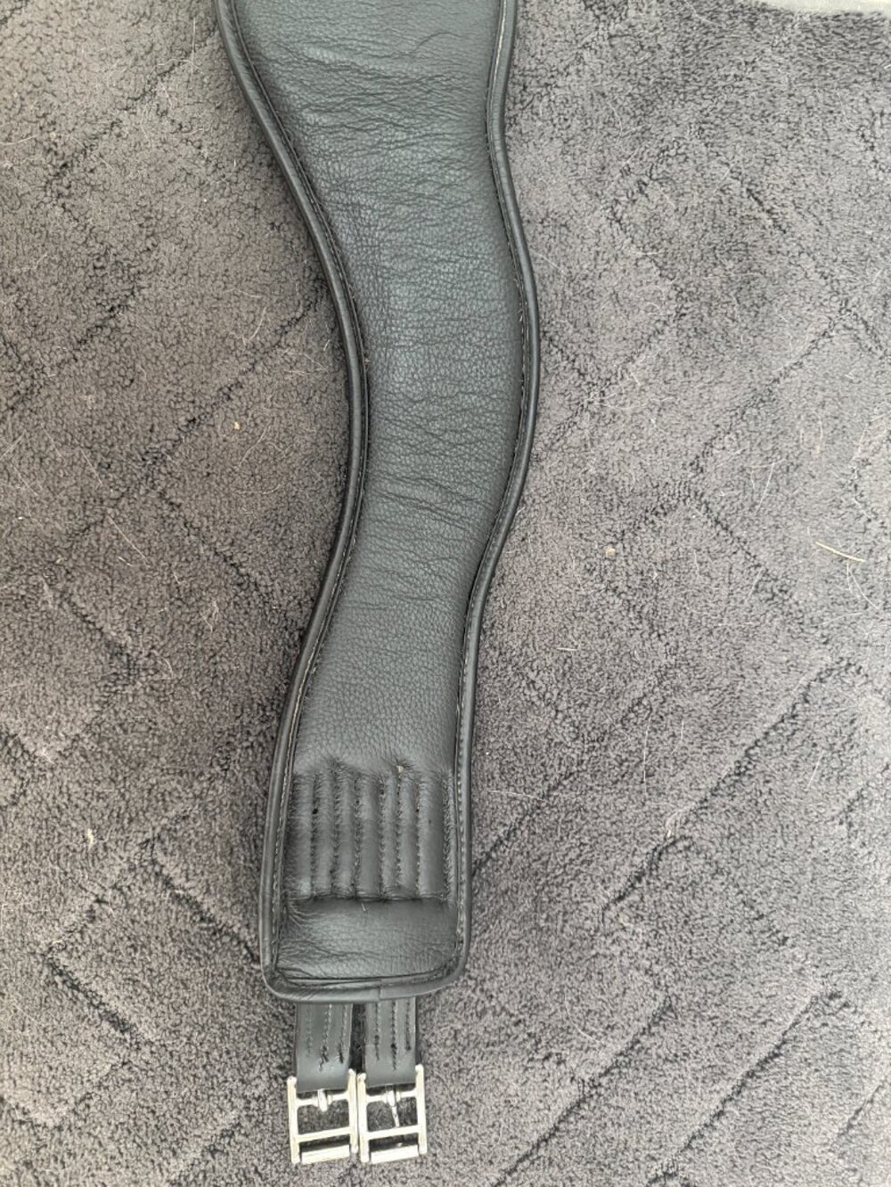 Kent & Masters - Anatomical Leather Jumping Girth - Black - 48" - Picture 5 of 6